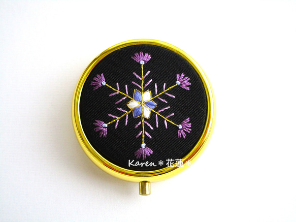 日本刺繡＊雪の結晶＊絹のアクセサリーケース（ミラー付き）Gold◆黒◆刺繍 手刺繍 伝統工芸 ギフト