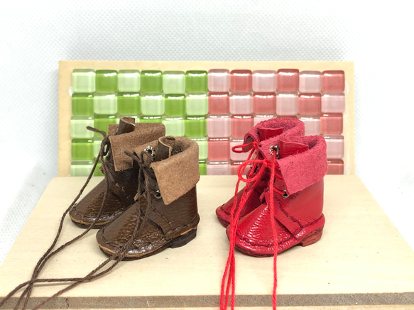 革細工　折り曲げ編み上げブーツ　一足　leather craft miniature  boots.