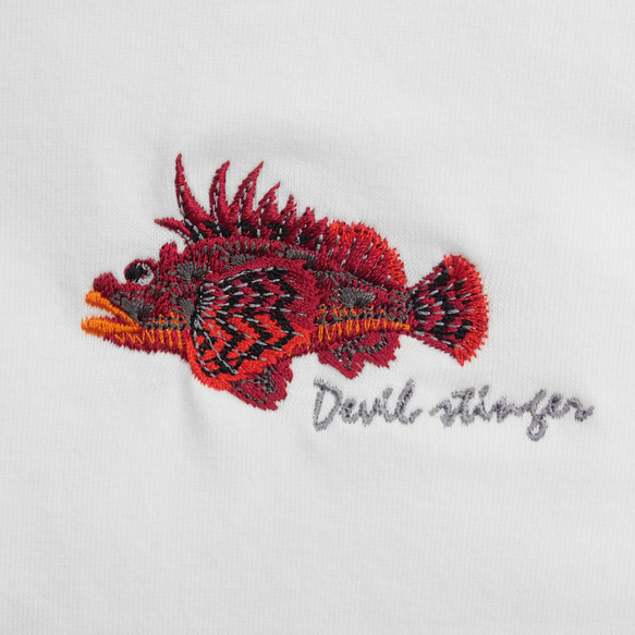 オニオコゼ（鬼虎魚）赤の刺繍入りオリジナルTシャツ　6.2オンス　男女兼用