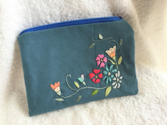 花刺繍のフラットポーチ～ビンテージブルー～