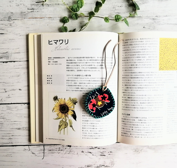 しおり　キーホルダー　昆虫シリーズ　てんとう虫　紺と黄色　リバーシブル　フェルト　刺繍