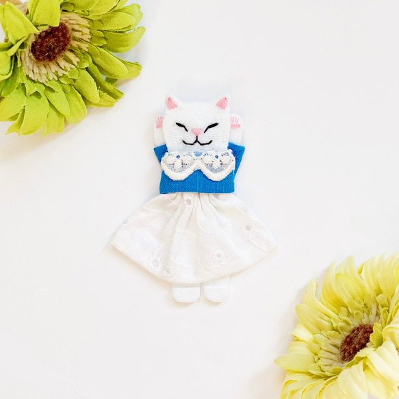 一点物【おめかしおねむねこミニブローチ】白猫ちゃん（フェルト・刺繍・レース・青・ブルー・夏・インテリア・招き猫・cat