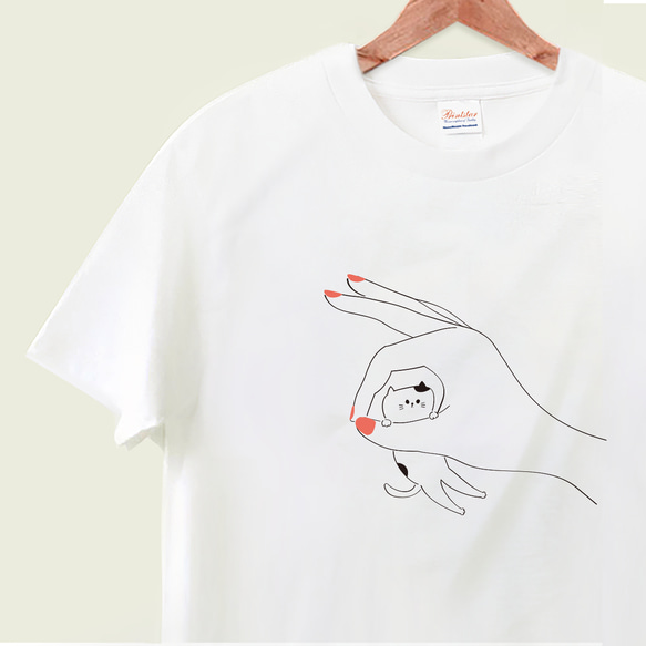 〈 ロンTへの変更もできます 〉指とたわむれるミニ猫 Tシャツ