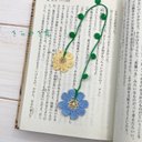 レース糸で編んだ　二輪のお花しおり　クリーム・スカイブルー　北欧テイスト　コットン　葉っぱ　花　ファブリックブックマーカー　ナチュラル