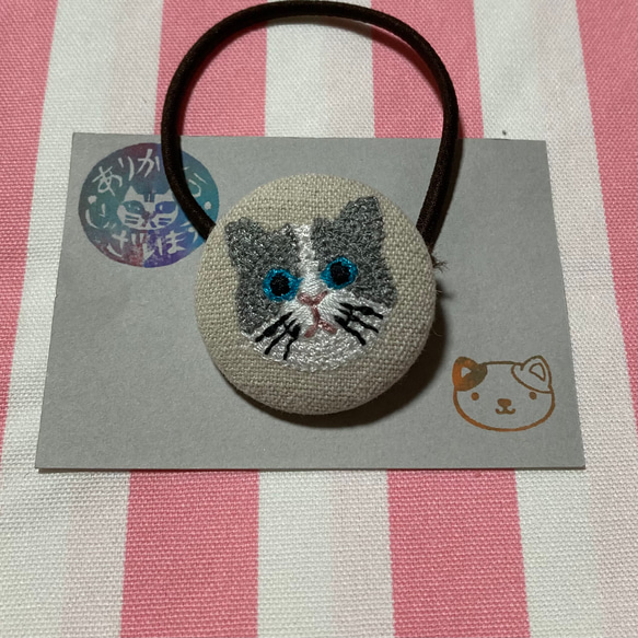 愛くるしい猫ちゃんのヘアゴム　くるみボタン　刺繍くるみボタン　グレーとホワイト