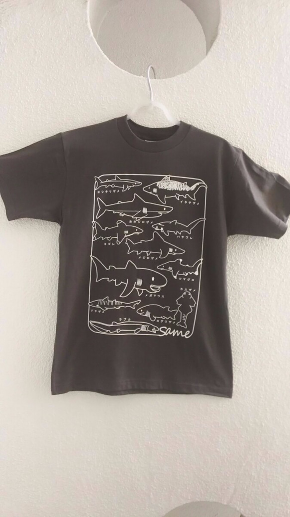 サメT2 チャコール Lサイズ　Ｔシャツ