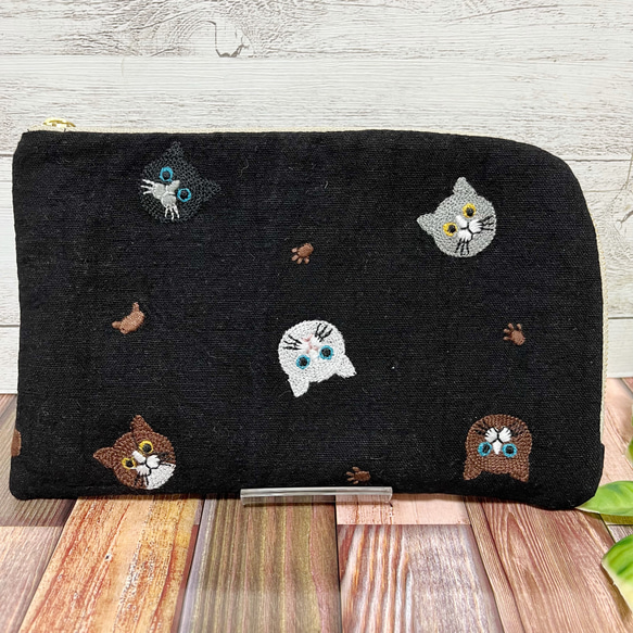 L字ファスナー型ポーチ  刺繍　猫　ブラック　通帳ケース　お薬手帳入れ