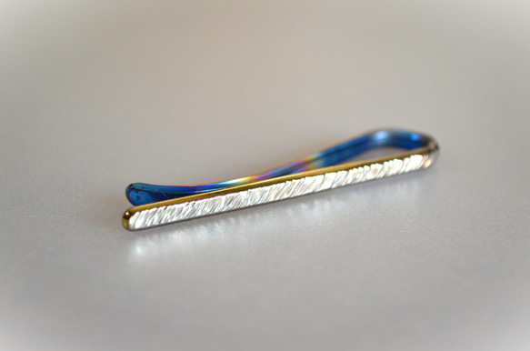 titanium tie bar・鍛造純チタンネクタイピン・鎚目できらきら惑わせる・虹・５０mm・受注生産