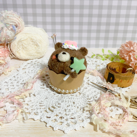 ♡羊毛フェルトのカップケーキ くまちゃん♡ホイップクリームのせ メモスタンドにもなる針さし ピンクッション マフィン