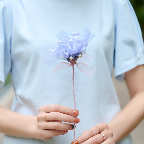 自由に曲げて空間にとける咲き編みの花｜大きい青い花