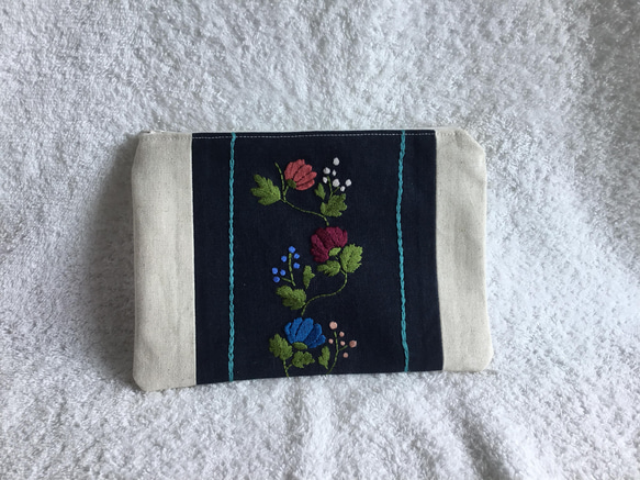 花刺繍のフラットポーチ・ネイビー