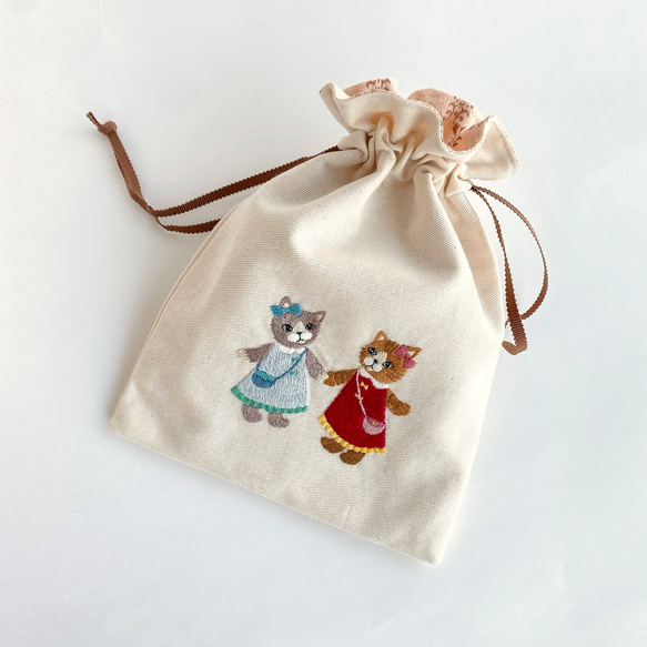 四角い刺繍巾着＊お出かけねこちゃん〈無料ラッピング〉