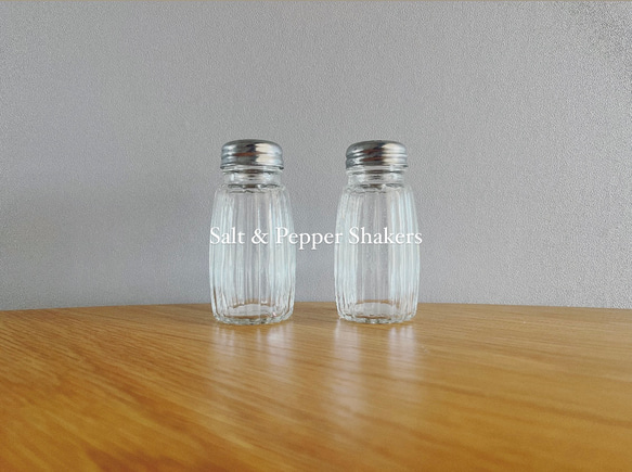 イタリアの古い調味料入れ　Italian Salt and Pepper Shaker 【2点セット】