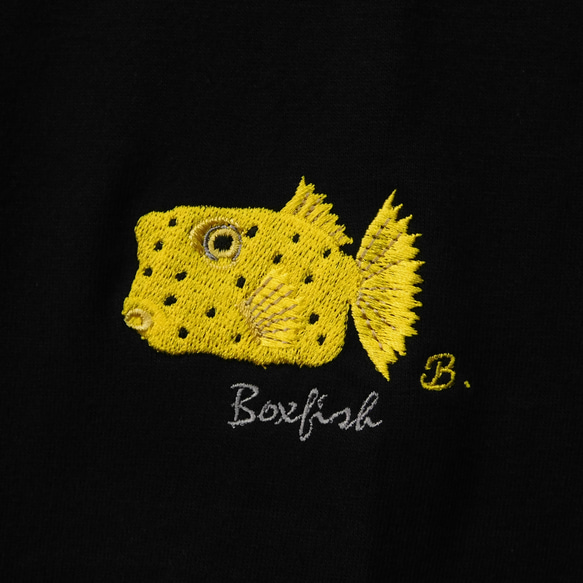 はこふぐ【Boxfish】の刺繍入りオリジナルTシャツｰお好きなアルファベットをおひとつ-