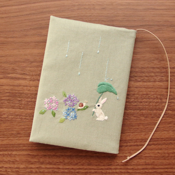 刺繍　ブックカバー　うさぎと紫陽花