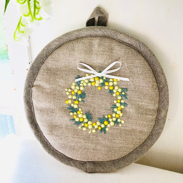 ミモザ刺繍のティーマット