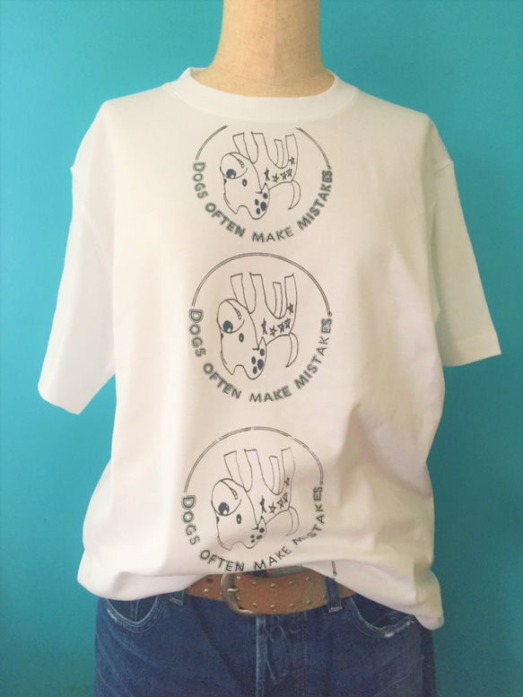 【2枚以上購入で30%OFF】コットンオリジナルTシャツ　DOGS　MISTAKES（犬は時々間違う）