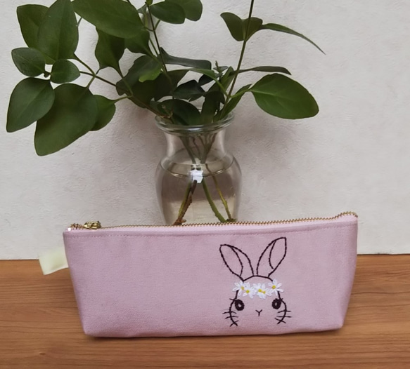 うさぎ刺繍普通サイズペンケース（ピンク、アップ）