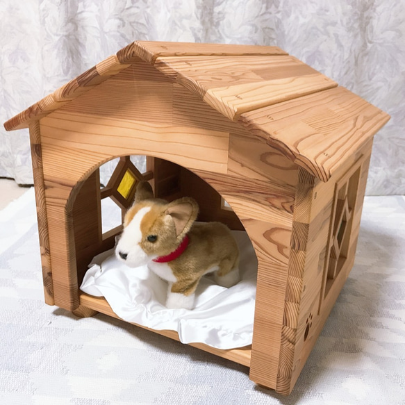 ステンドグラスをはめ込んだ木製ペットハウス・犬小屋