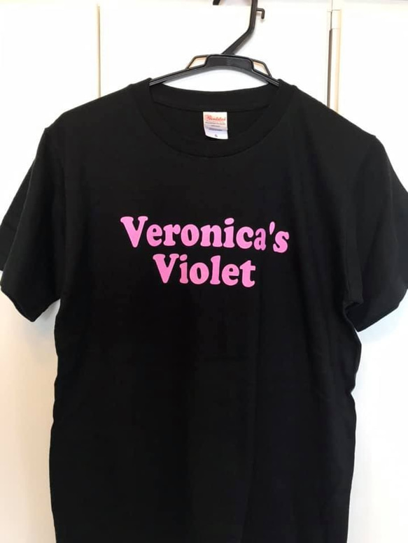 サイズＭ（レディースＬサイズ相当）Veronicas Violet Tシャツ　ピンク文字