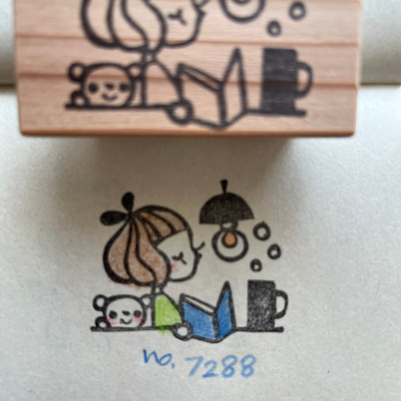 スタンプ　No. 7288本を読む。女の子とクマ