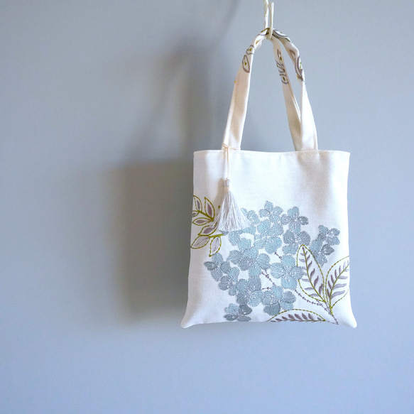 ちょっとそこまでお散歩バッグ♪　アイボリーベースに水色のお花の刺繍　大人のトートバッグ-　M2310BE25BT