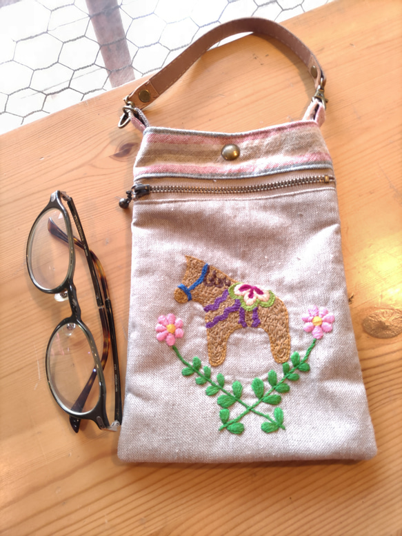 手刺繍入りスマホポーチ