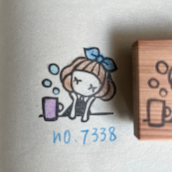 スタンプ　No. 7338頬杖をつく女の子とマグ