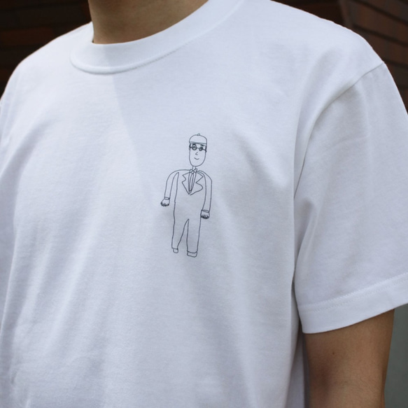 メカネをかけた男が左胸と襟にいるTシャツ