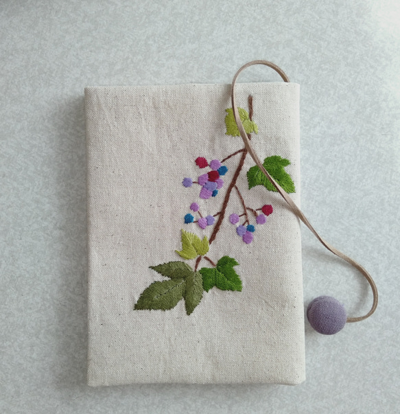 文庫本刺繍の布のブックカバー（山葡萄）