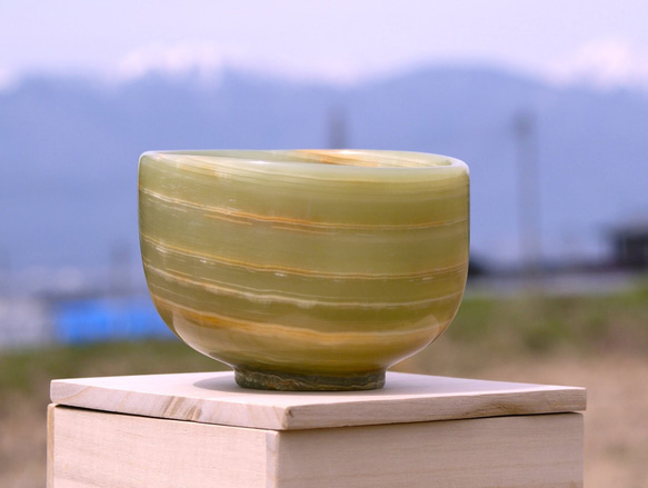 石の器　抹茶茶碗『春風』天然石オニックスを使った希少な石の器 。手作業で彫りだしました。