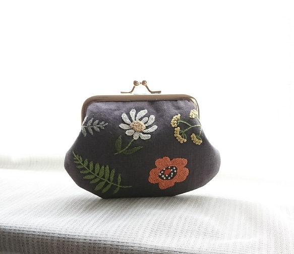 お花色々刺繍のがま口ポーチ