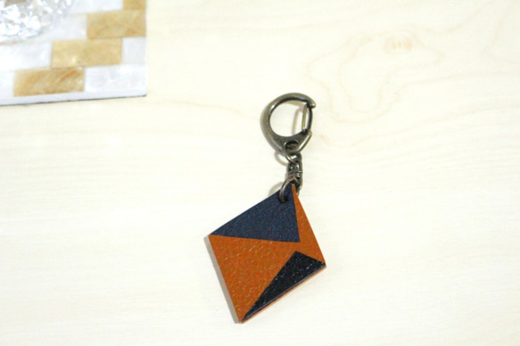 #B303 3色レザーのキーホルダー(Octahedron)