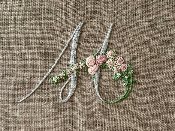 お花とアルファベットの刺繍キット　M　(グレー系）