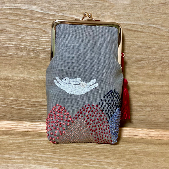 手刺繍のふわふわメガネポーチ　うさぎ