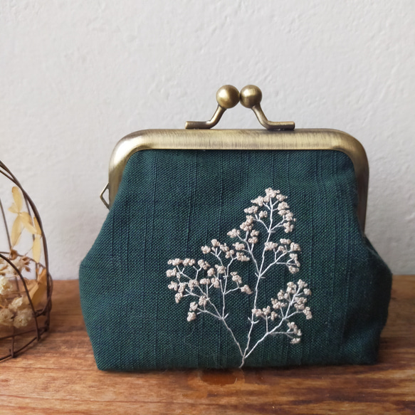 がま口ポーチ 手刺繍 【かすみ草】グリーン *° 会津木綿