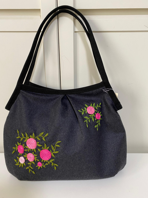 ピンクの薔薇刺繍のグラニーバック