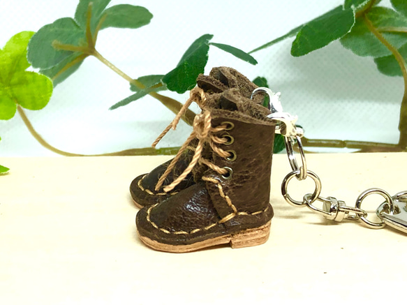 革細工　ミニチュア編み上げブーツ　キーホルダー　一足　leather craft miniature sandals.