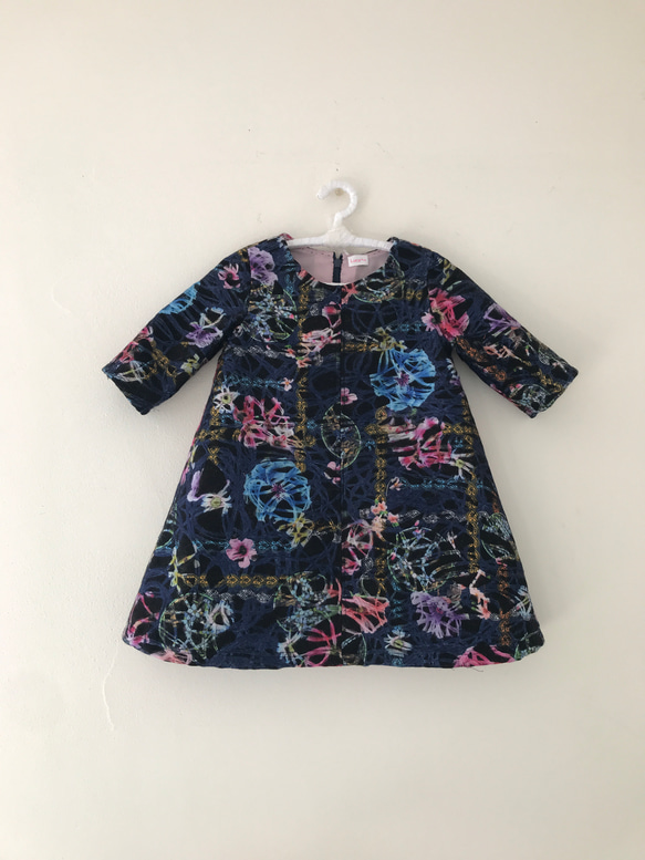 子供服女の子ワンピース 黒ベースの花柄 size90