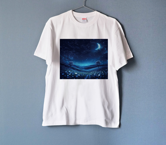 月が輝くネモフィラ畑の幻想世界（三日月と満月） Tシャツ WHITE（men&women）