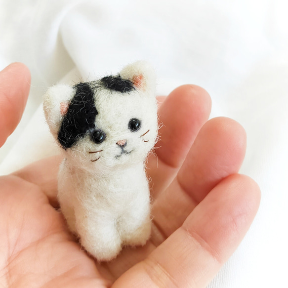 受注制作　羊毛フェルトの小さな子猫(黒ぶち猫)　猫グッズ　猫雑貨