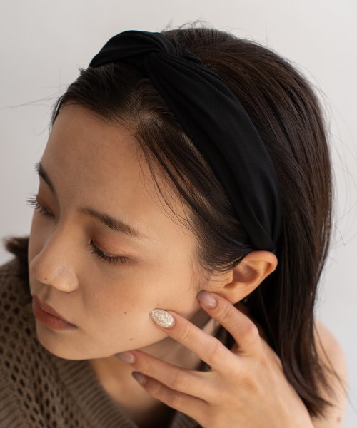 ツイストカチューシャ【aroco/アロコ】 幅広 レディース ターバン風 ヘアバンド ヘアアクセサリー 無地 ポリエステル クロス ツイスト ワイド リボン