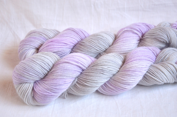 手染め糸　ファインウール　ソックヤーン　lavender　lightgray　　 nijiyarn