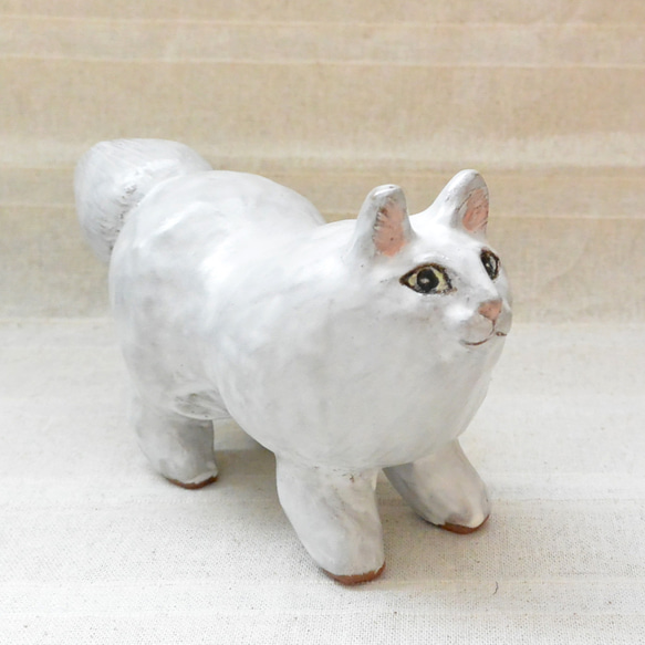 白いニャーコ　猫の置き物　四本足　しっぽフッサ　インテリア　手作り陶芸　陶器の置物