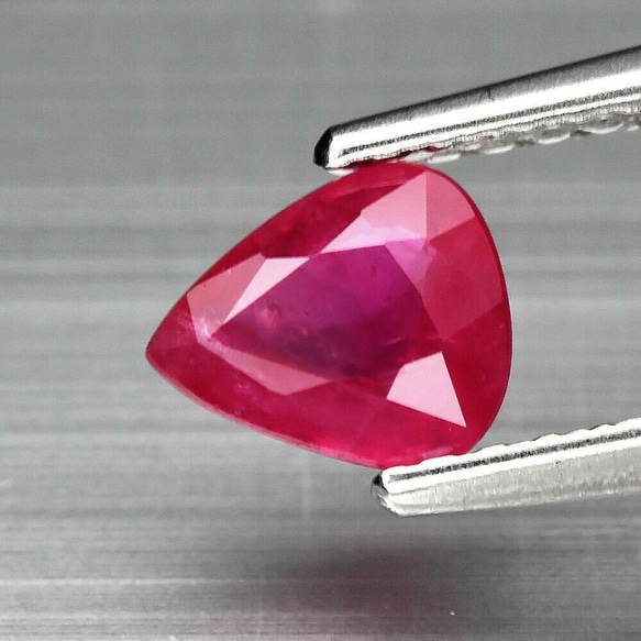 天然石 ルビー ルース 0.56ct タンザニア産　綺麗なレッドの色味！