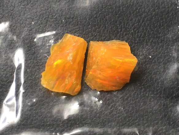 《人工オパール》(ネオンオパール) 原石 オレンジ/赤斑 1.0g ④ (樹脂含侵)