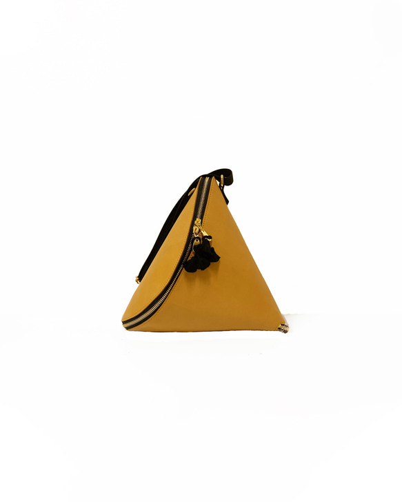 wmg. Triangle leather bag / beige