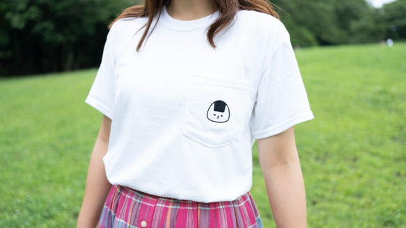 おにぎりTシャツ　ポケットにおにぎりver.