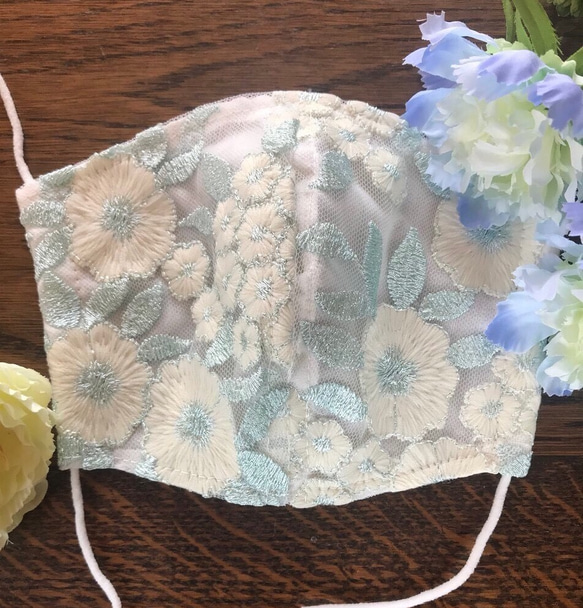 蒸れない立体夏マスク／高級レース総刺繍【水色の花の刺繍】