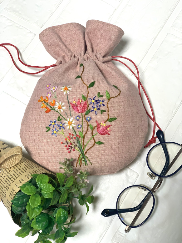 桃色の花刺繍の巾着